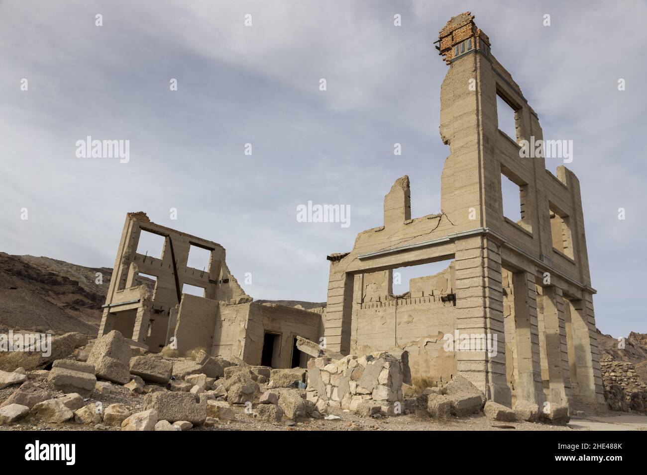 Ruines de bâtiment de banque dans la ville fantôme de Rhyolite, relique de l'époque de la ruée vers l'or, dans le Nevada USA près du parc national de la Vallée de la mort Banque D'Images