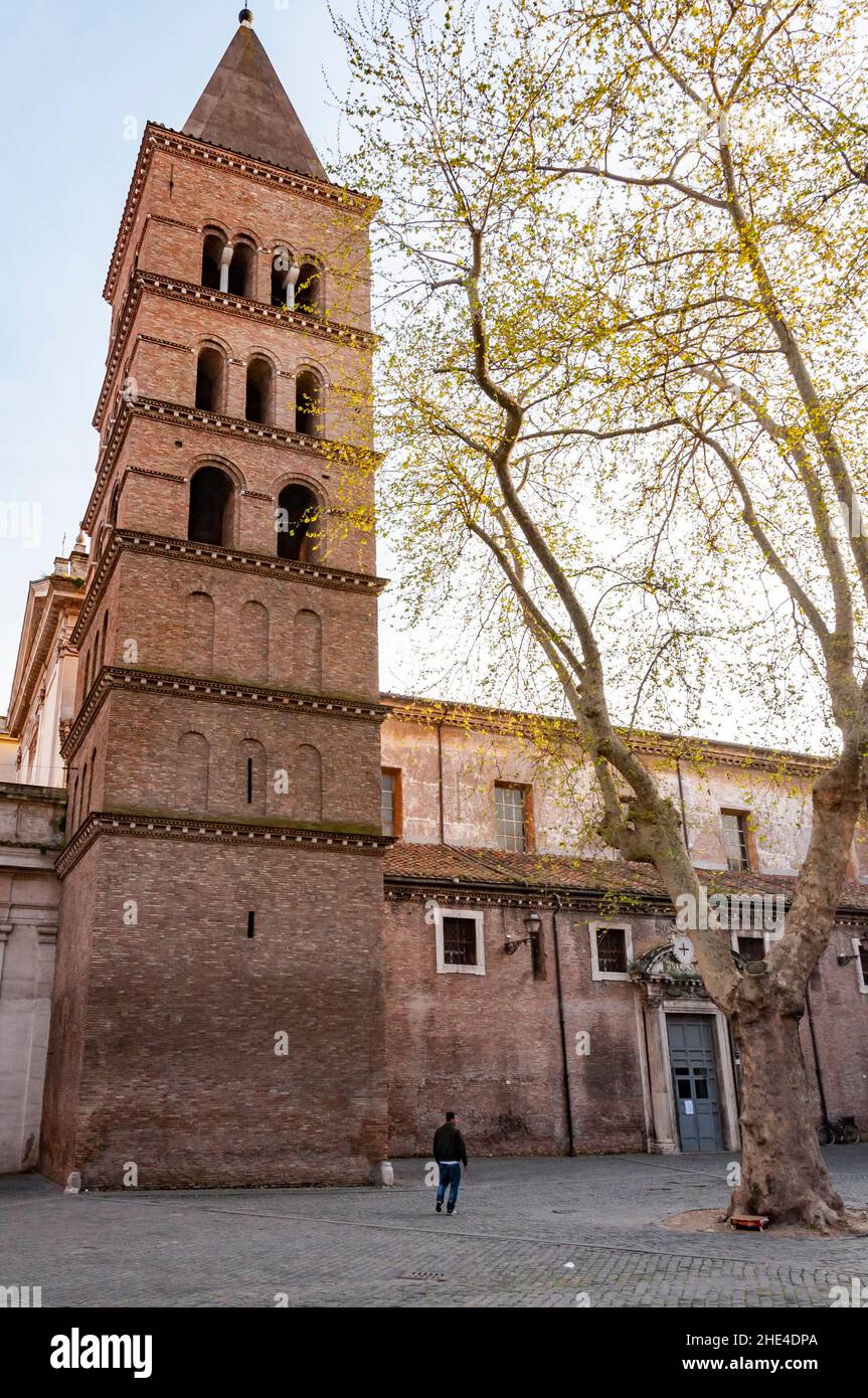 Basilique Saint-Chrysogonus (Basilique de San Crisogono, IV cent.) avec un clocher du XIIe siècle.Rome, Italie Banque D'Images