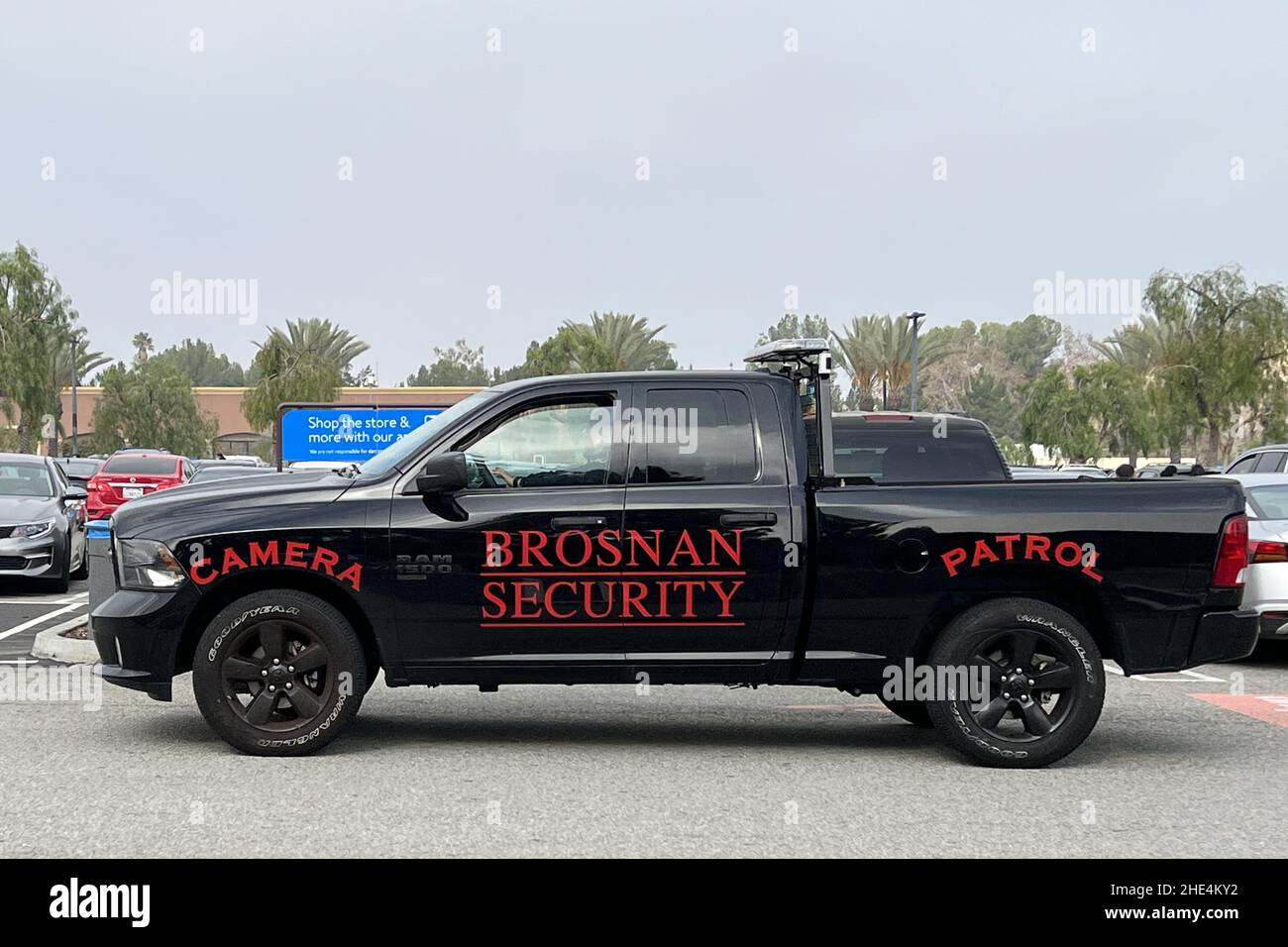 Un camion des services de sercurité de Brosnan patrouille un parking Walmart Supercenter, vendredi 7 janvier 2022, à Rosemead, Etalonnage Banque D'Images