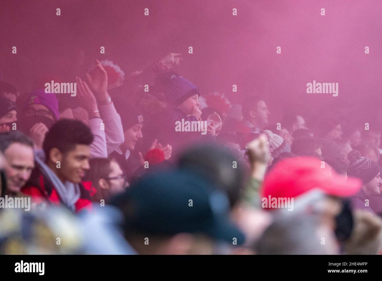 Kidderminster, Royaume-Uni.08th janvier 2022.Kidderminster, Angleterre, 8th JANU les partisans de Kidderminster Harriers utilisent la pyrotechnique dans le match entre Kidderminster Harriers contre la lecture dans le FA Cup 3rd Round.Gareth Evans/SPP crédit: SPP Sport presse photo./Alamy Live News Banque D'Images