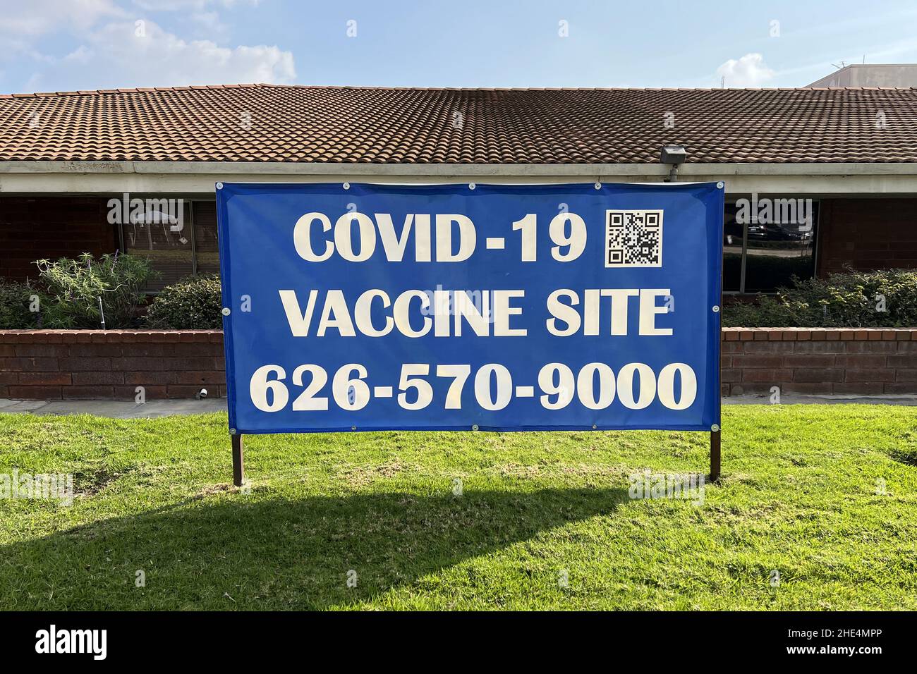 Un signe de site de vaccin COVID-19 à l'hôpital Monterey Park en raison de la montée en puissance de la variante omicron, le samedi 8 janvier 2022, à Monterey Park,Calif. Banque D'Images