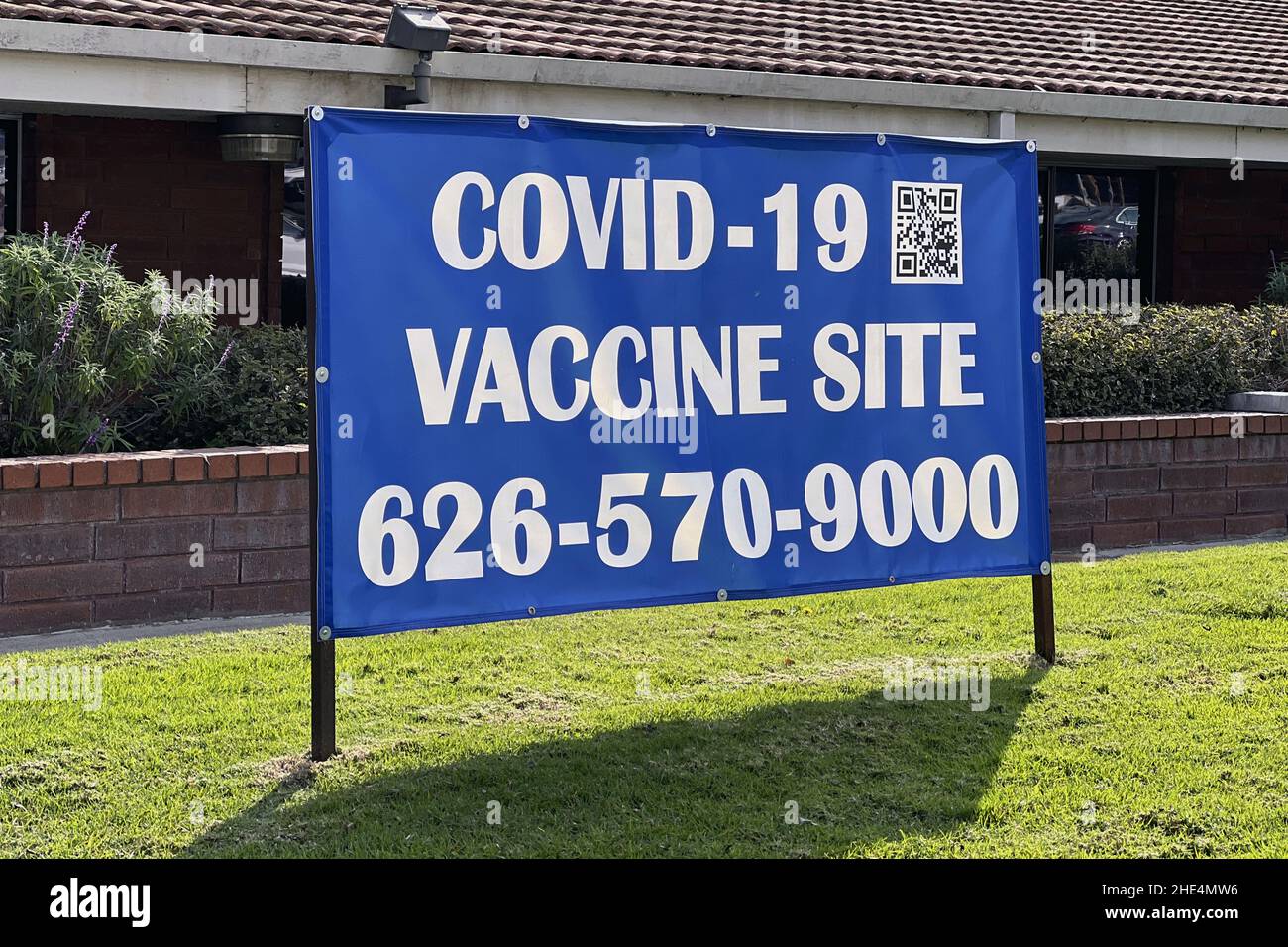 Un signe de site de vaccin COVID-19 à l'hôpital Monterey Park en raison de la montée en puissance de la variante omicron, le samedi 8 janvier 2022, à Monterey Park,Calif. Banque D'Images