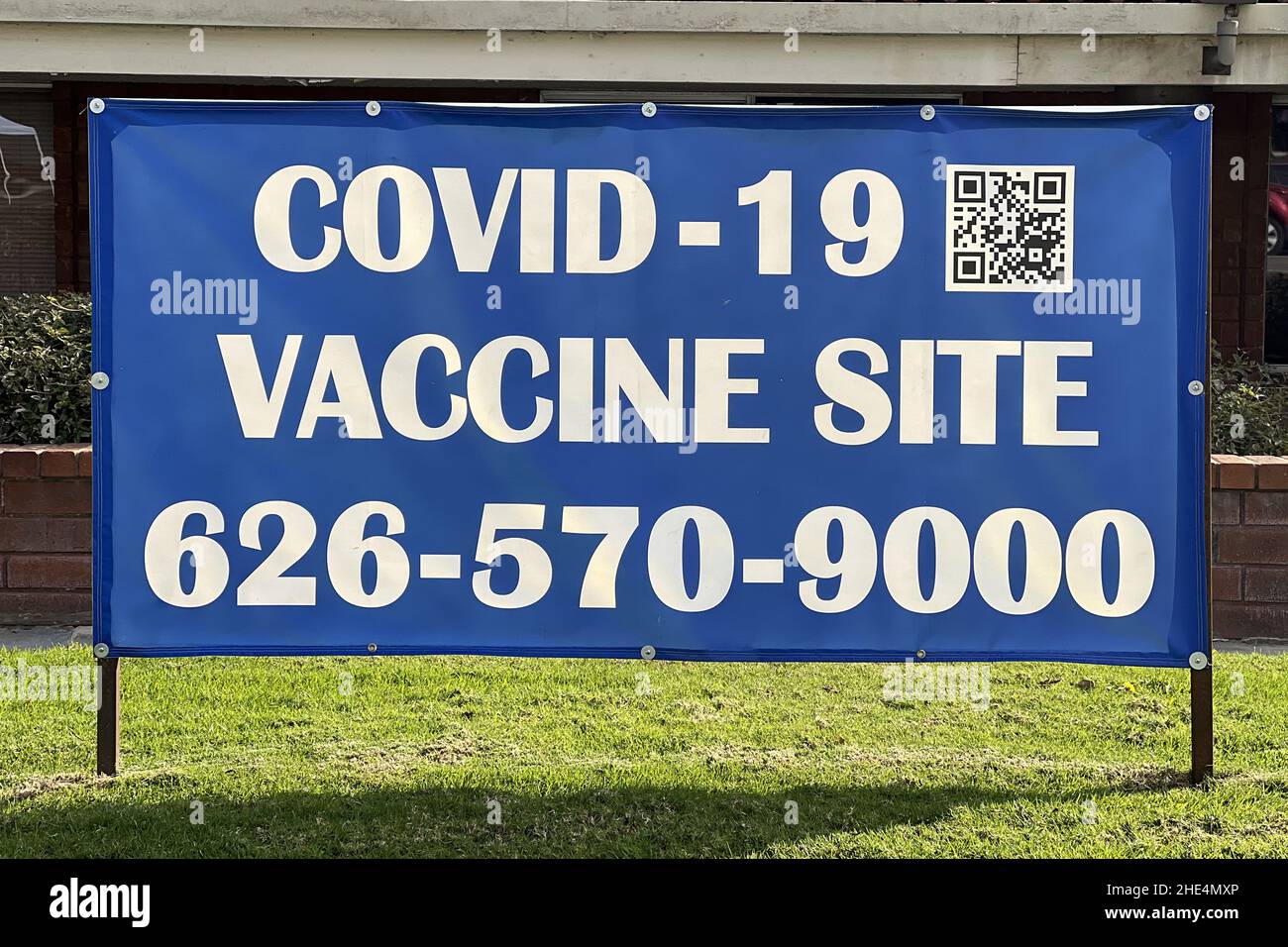Un signe de site de vaccin COVID-19 à l'hôpital Monterey Park en raison de la montée en puissance de la variante omicron, le samedi 8 janvier 2022, à Monterey Park,Calif. Banque D'Images