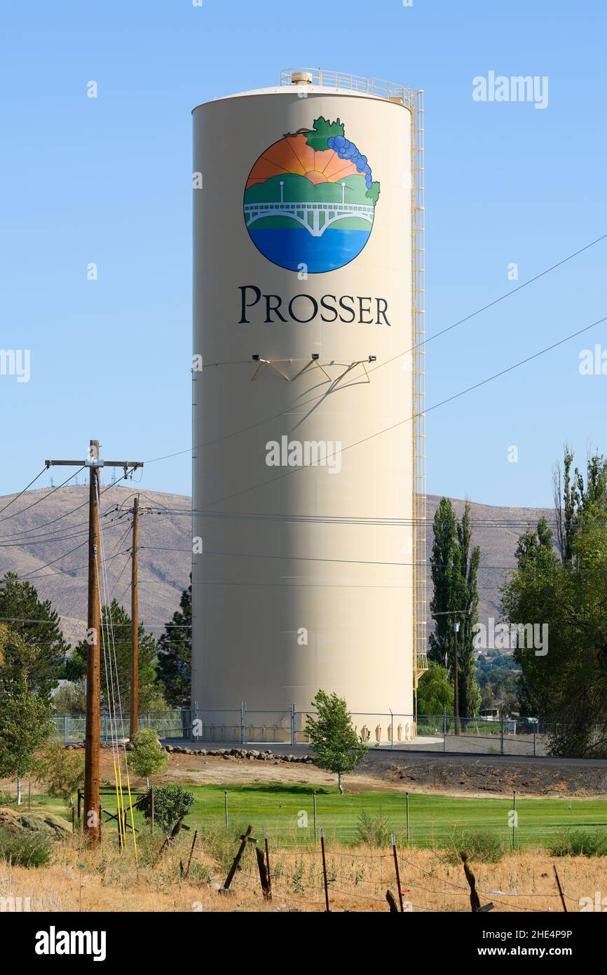 Prosser, WA, Etats-Unis - 09 août 2021 ; le château d'eau de Prosser, Washington, dans la vallée de Yakima.Il y a le nom de la ville et le logo sur la structure Banque D'Images
