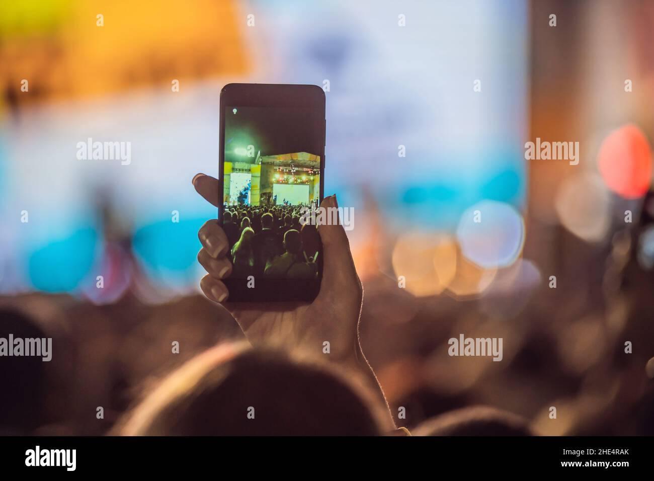 Utiliser des fonctions avancées d'enregistrement mobile, le plaisir des concerts et un bel éclairage, Francs de droit de foule au concert de rock, Close up de l'enregistrement vidéo avec smartphone Banque D'Images