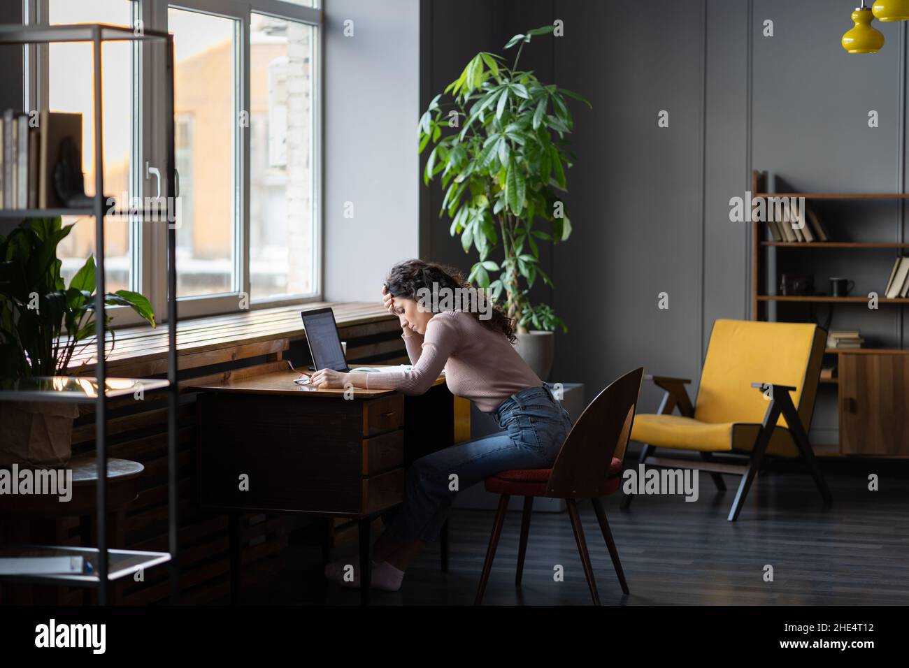 Fatigue professionnelle.Jeune femme indépendante fatiguée et surtraitée se sentant fatiguée, épuisée et improductive Banque D'Images