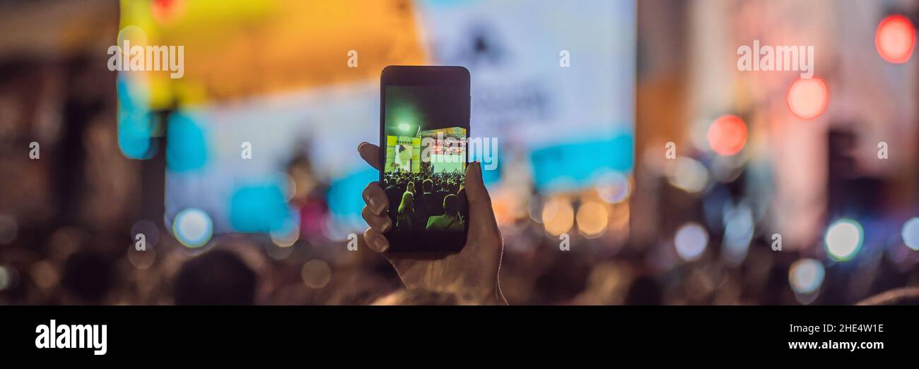 Utiliser des fonctions avancées d'enregistrement mobile, le plaisir des concerts et un bel éclairage, Francs de droit de foule au concert de rock, Close up de l'enregistrement vidéo avec smartphone Banque D'Images