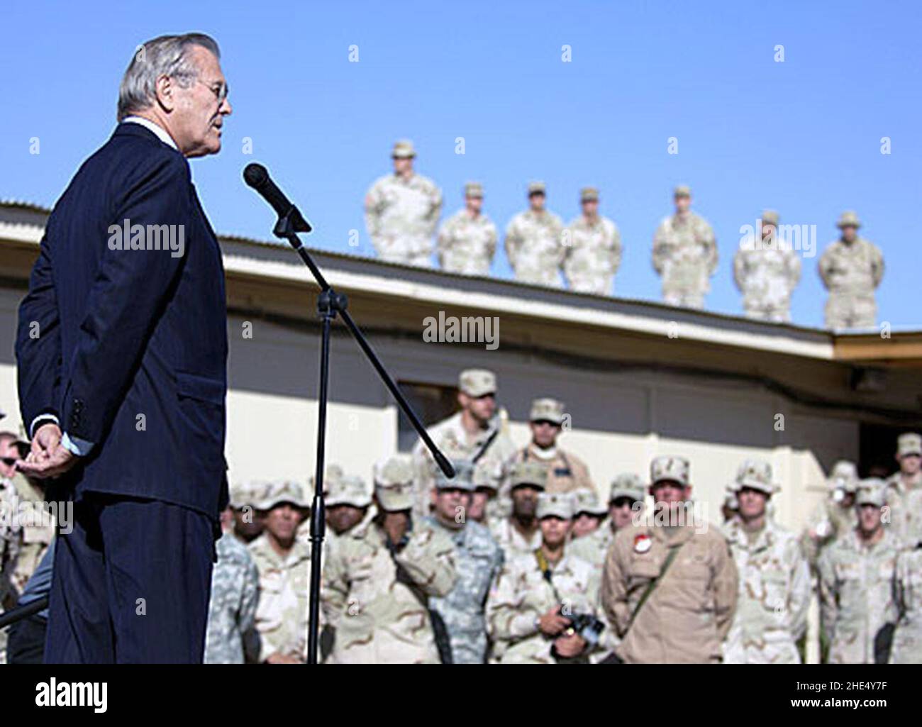 M. Rumsfeld s'adresse à la Force opérationnelle combinée Bayonet à la base aérienne de Kandahar. Banque D'Images