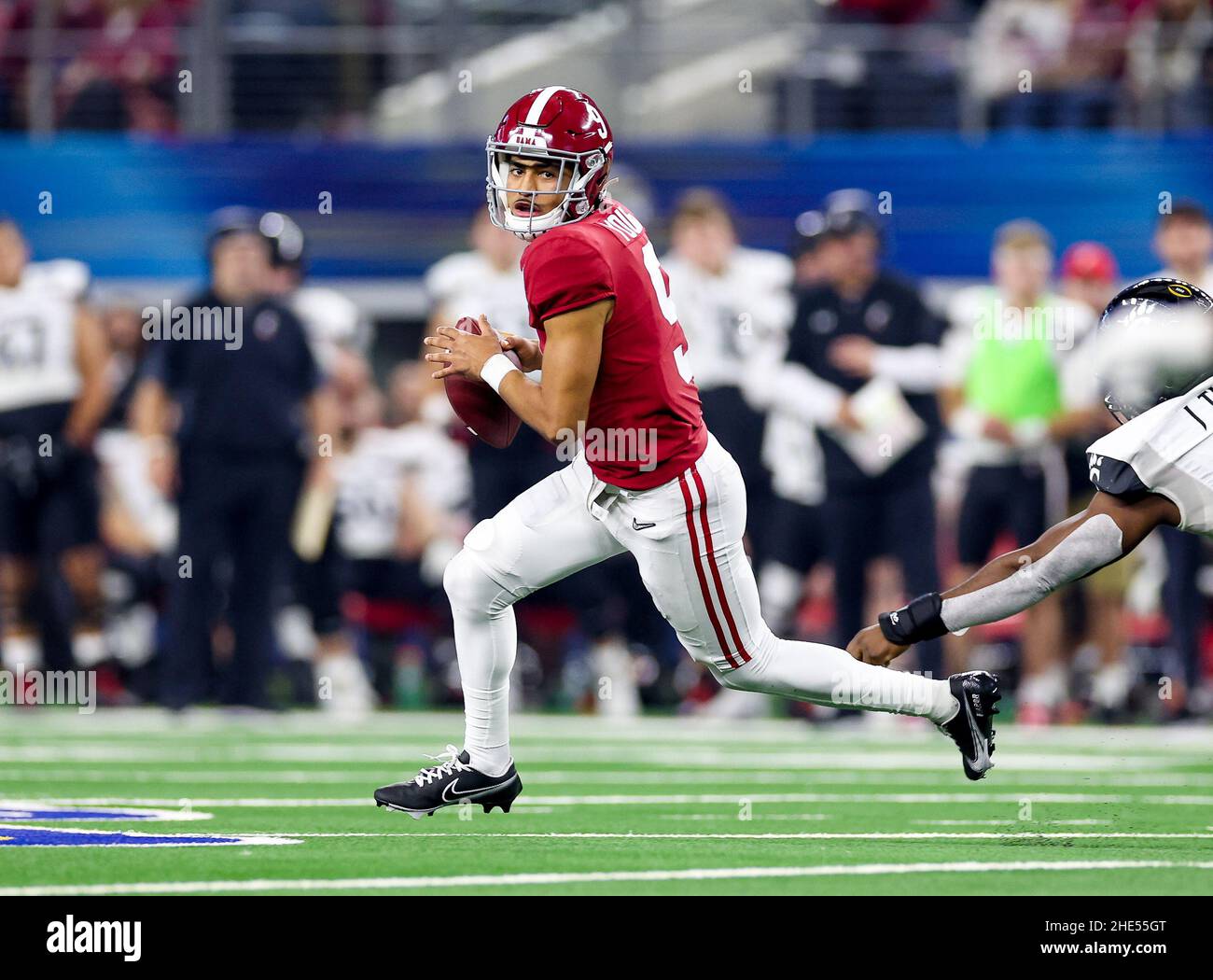 Arlington, Texas, États-Unis.31st décembre 2021.Alabama Crimson Tide Quarterback Bryce Young (9) se lance à passer lors du match du Goodyear Cotton Bowl entre l'Alabama Crimson Tide et les Cincinnati Bearcats le 31 décembre 2021 au AT&T Stadium d'Arlington, Texas.(Crédit obligatoire : Freddie Beckwith/MarinMedia.org/Cal Sport Media) (photographe complet absolu, et crédits requis).télévision, ou magazines à but lucratif Contactez MarinMedia directement.Crédit : csm/Alay Live News Banque D'Images