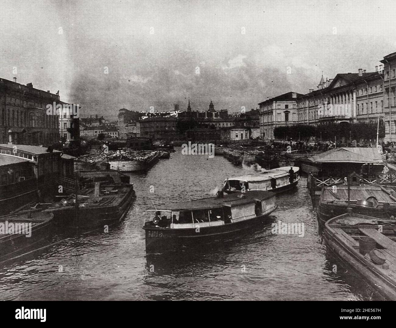 Russischer Photograph um 1900 - Blick auf den Fontanka-Fluss zwischen der Aničkov- und der Semenovskij-Brücke.Saint-Pétersbourg Banque D'Images