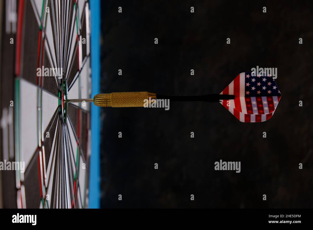 Concept atteindre l'objectif.atteindre les objectifs dans les affaires, la politique et la vie.dartboard avec des fléchettes peint avec le drapeau américain coincé à droite dans la cible Banque D'Images