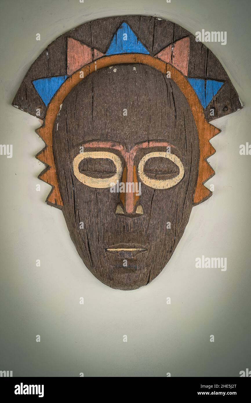 Masque africain coloré sur fond de mur en pierre, gros plan Banque D'Images