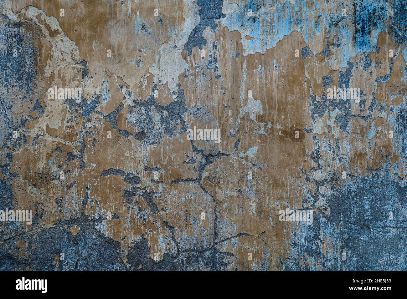 La texture et la couleur de l'ancien mur en béton qui est érodé.Arrière-plan du vieux mur peint en marron, gros plan.Mur brun dans la rue, style vintage Banque D'Images