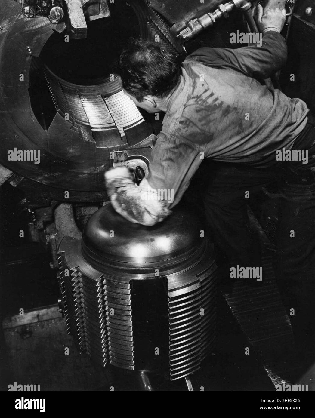 Marin regardant la culasse d'un canon de 16 pouces à bord de l'USS Alabama (BB-60). Banque D'Images