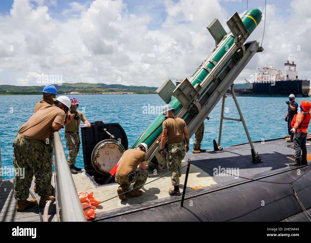 Les marins affectés au sous-marin d'attaque rapide de classe Los Angeles USS Asheville (SSN 758) abaissent une forme de chargement de harpon encapsulé dans le bateau pendant la formation de certification d'expédition, de chargement et de manutention de harpon.(50327126361). Banque D'Images