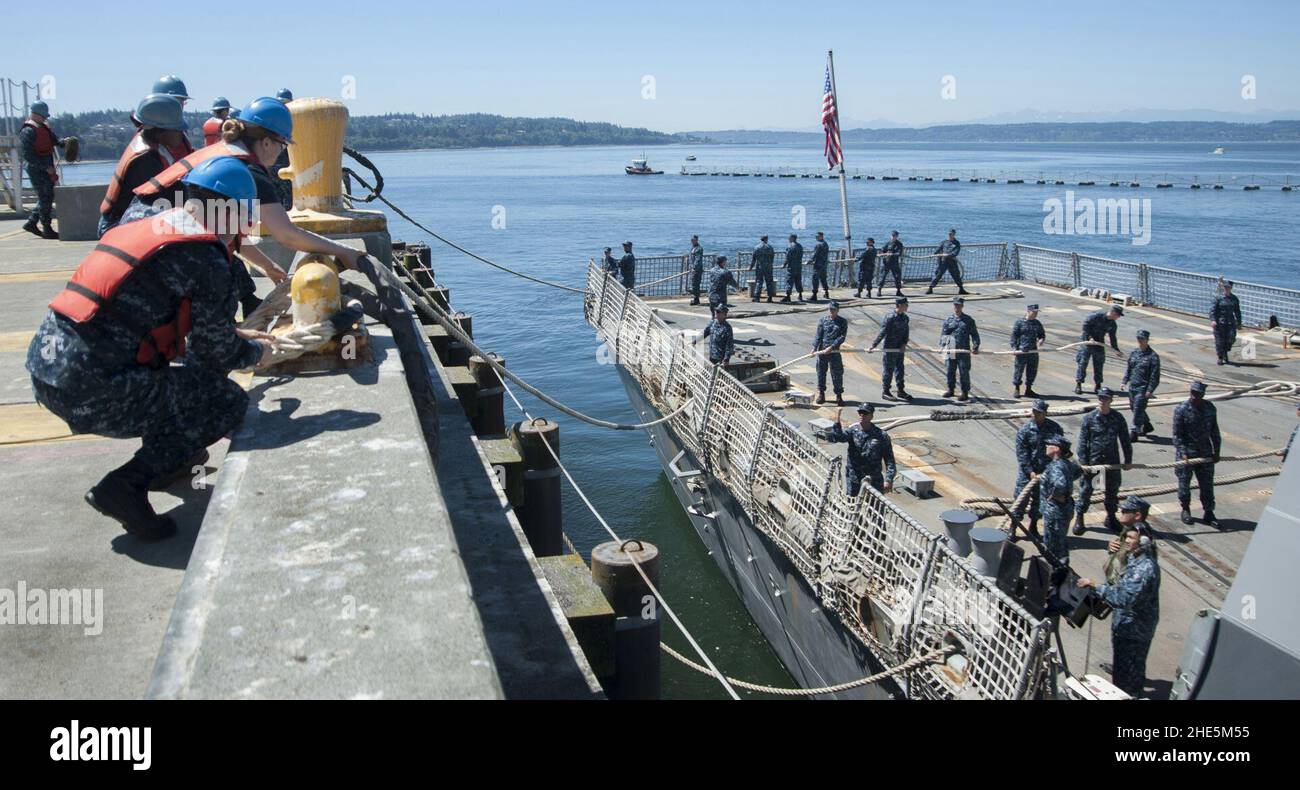 Les marins affectés au porte-avions USS Nimitz (CVN 68) manutenteront des lignes comme le destroyer de la classe Arleigh Burke USS Howard (DDG 83) débarque à la jetée de la base navale Everett 140728 Banque D'Images