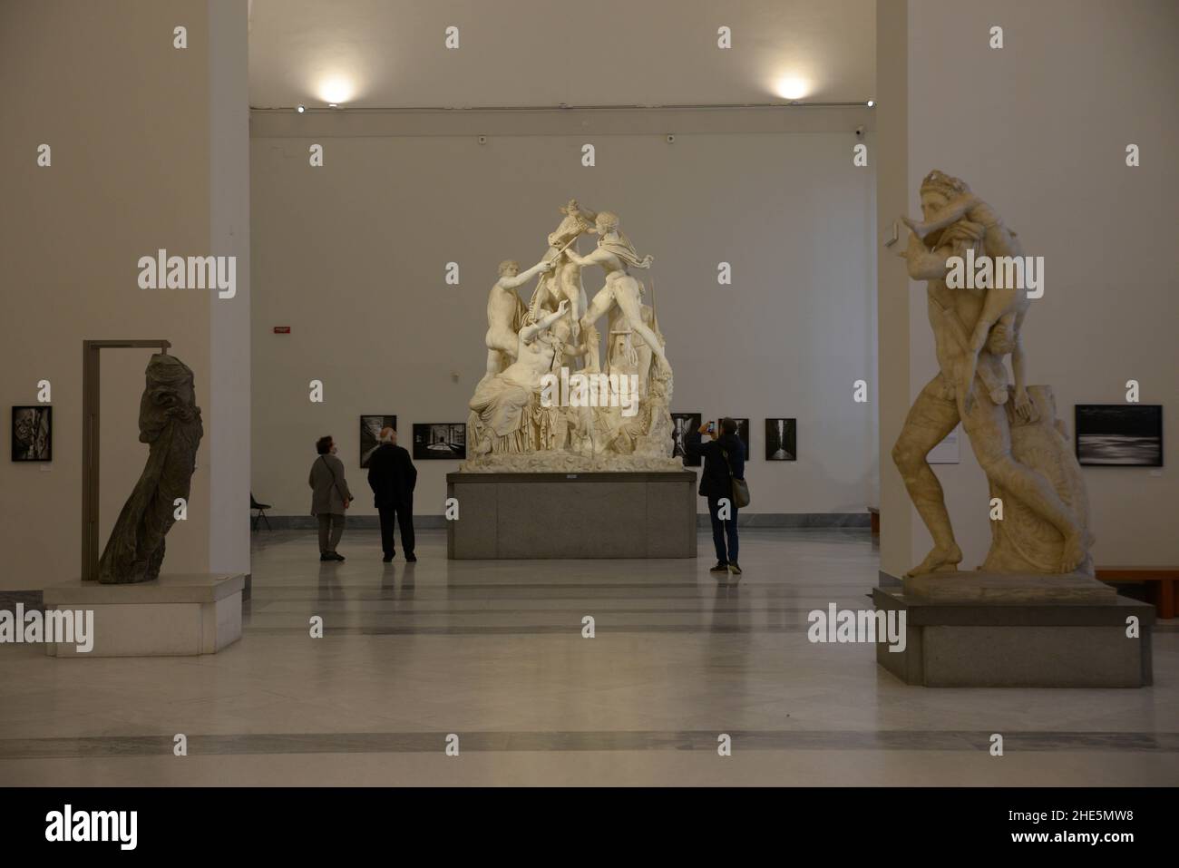 Naples, Italie.5th janvier 2022.La sculpture de la taureau farnèse au Musée archéologique national de Naples.Le taureau farnois est une sculpture massive attribuée aux artistes Rhodiens Apollonius de Trales il est consisidé la plus grande sculpture unique jamais récupérée de l'antiquité.L'original produit à Rhodes a été transporté à Rome.Une copie romaine de la sculpture a été trouvée en 1546 dans les thermes de Caracalla à Rome.Il est maintenant situé au Musée archéologique national de Naples, dans le sud de l'Italie.(Credit image: © Mariano Montella/Pacific Press via ZUMA Press Wire) Banque D'Images