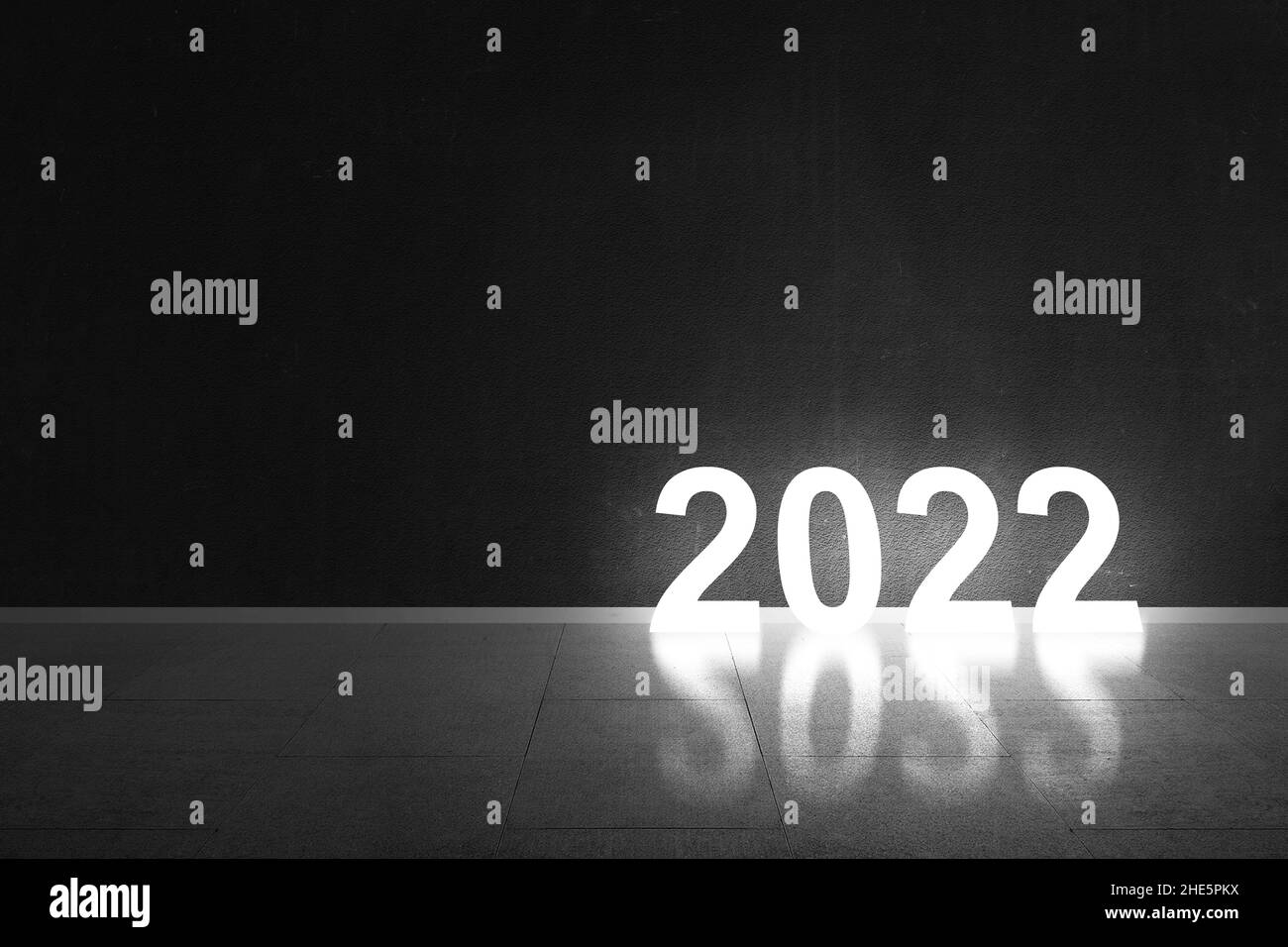 2022 avec arrière-plan mural noir.Bonne année 2022 Banque D'Images