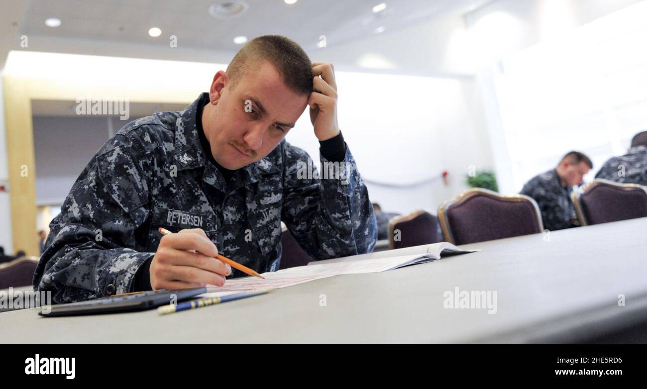 Les marins prennent l'examen d'avancement 130307 Banque D'Images