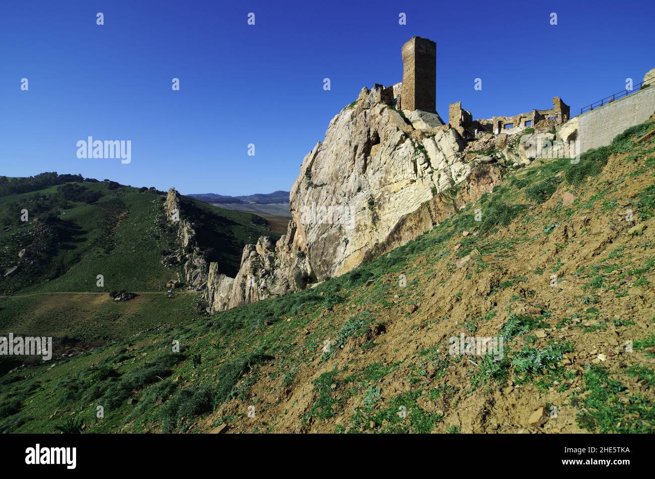 Histoire du paysage en Sicile la tour du château de Pietratagliata sur la roche surplombe la vallée du Gresti Banque D'Images