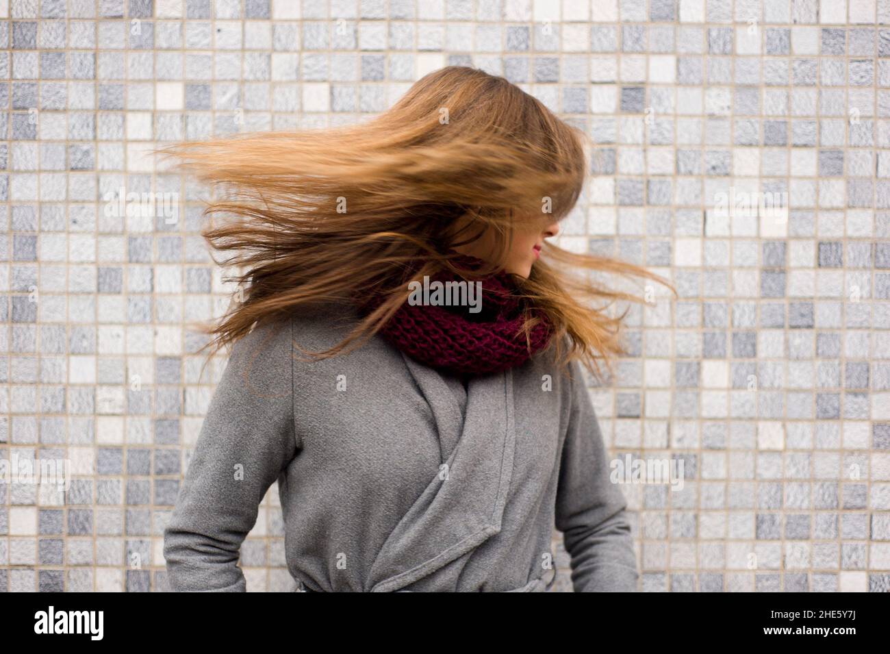 jeune femme brunette tournant la tête avec des cheveux en mouvement Banque D'Images