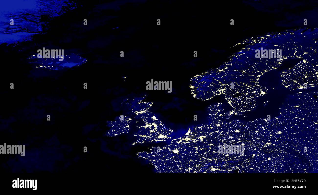 Carte des feux électriques du continent nord-européen la nuit.Lumières de la ville.Carte de la Grande-Bretagne Allemagne Suède Norvège Finlande Danemark.Vue satellite Banque D'Images