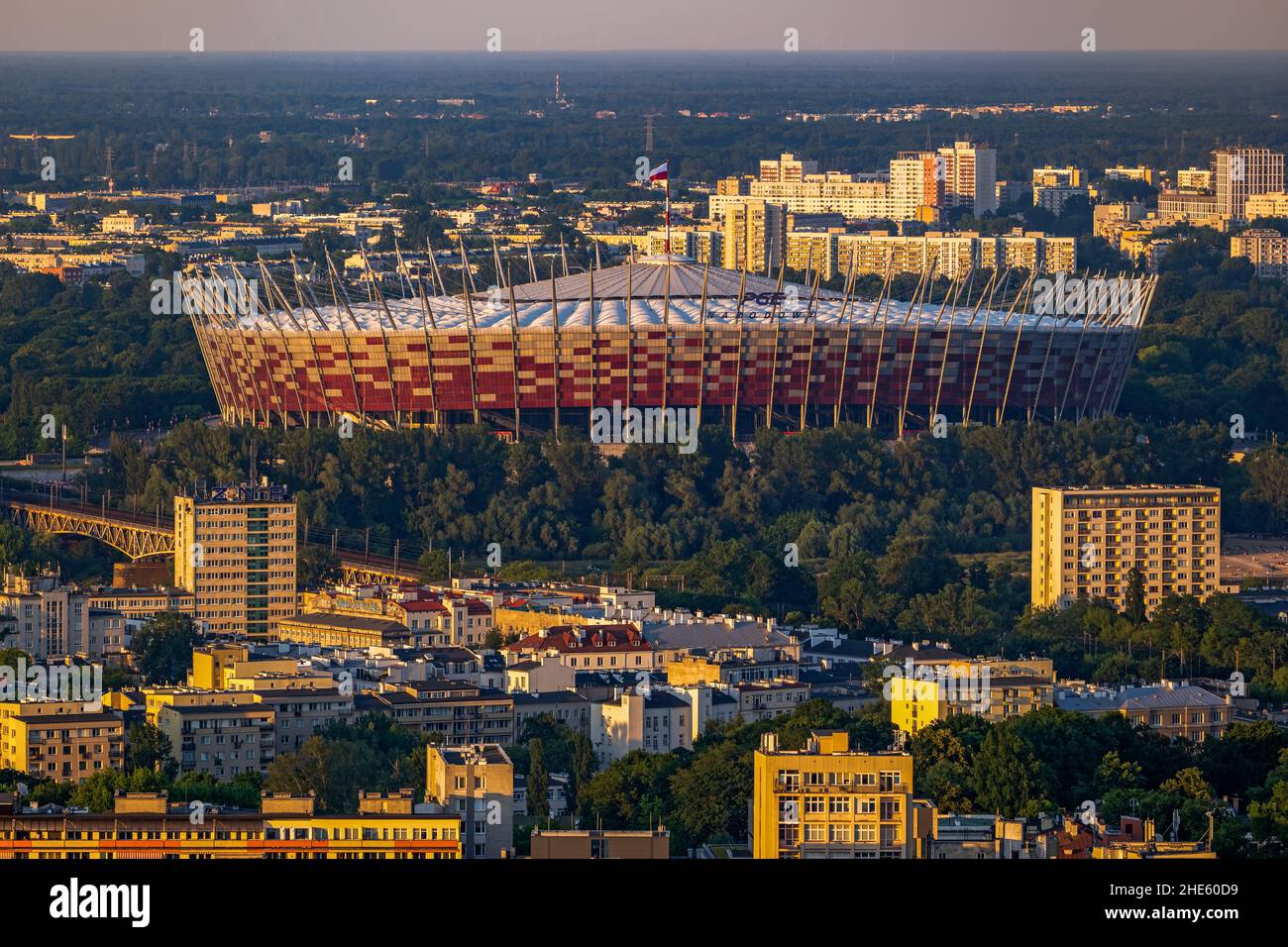 Varsovie vue aérienne paysage urbain avec le Stade National (polonais : Stadion Narodowy, PGE Narodowy) au coucher du soleil, capitale de la Pologne. Banque D'Images