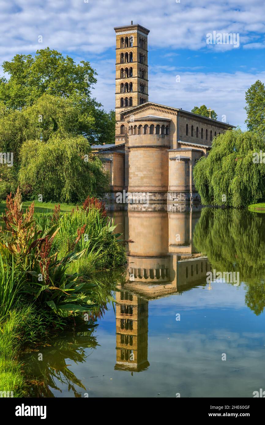 Église de la paix (Friedenskirche) avec miroir dans le lac, situé dans les jardins Marly dans le palais du parc de Sanssouci dans la ville de Potsd Banque D'Images