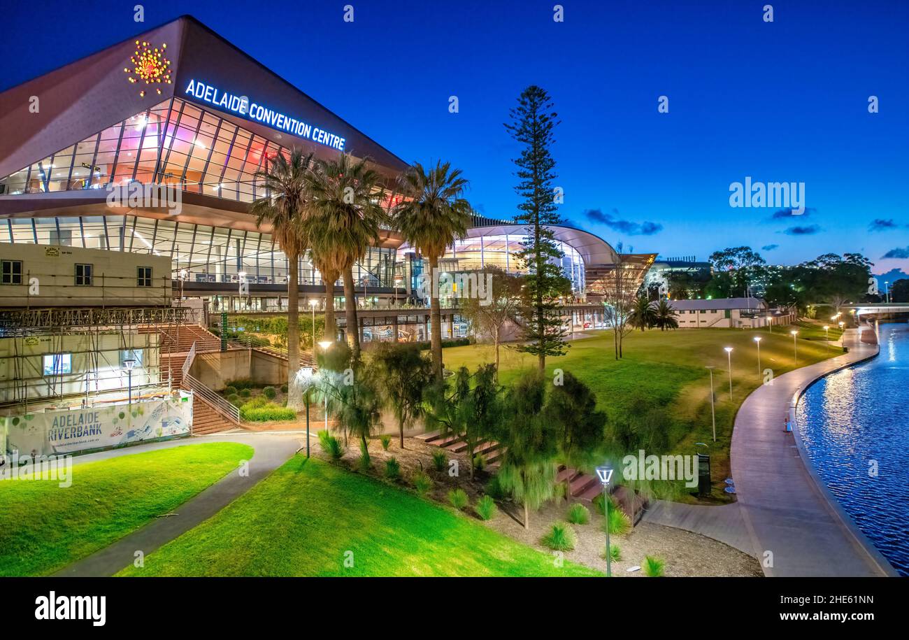 ADÉLAÏDE, AUSTRALIE - 15 SEPTEMBRE 2018 : vue de nuit du centre de congrès le long de la rivière de la ville Banque D'Images