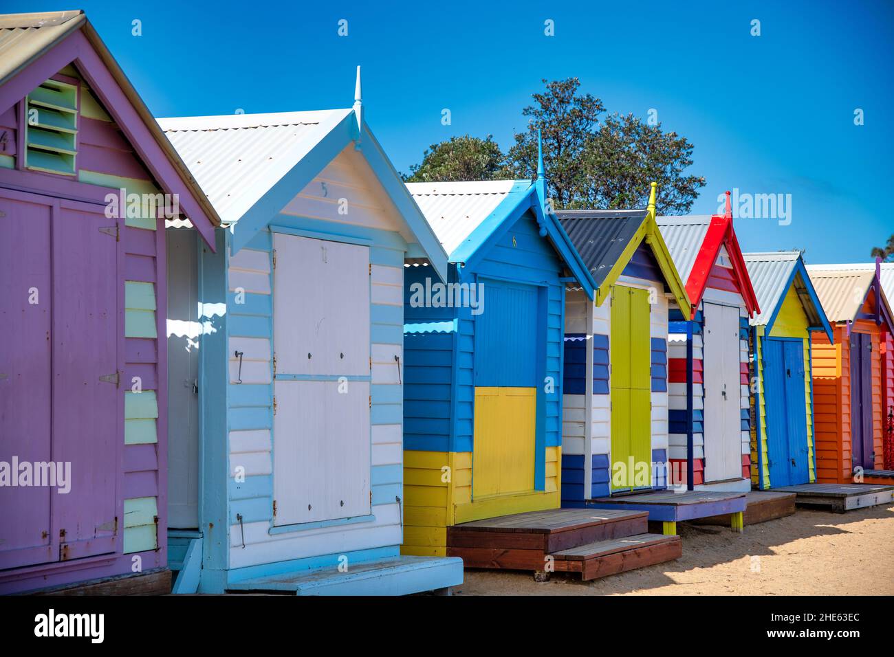 Des huttes colorées à Brighton Beach le matin ensoleillé, en Australie Banque D'Images