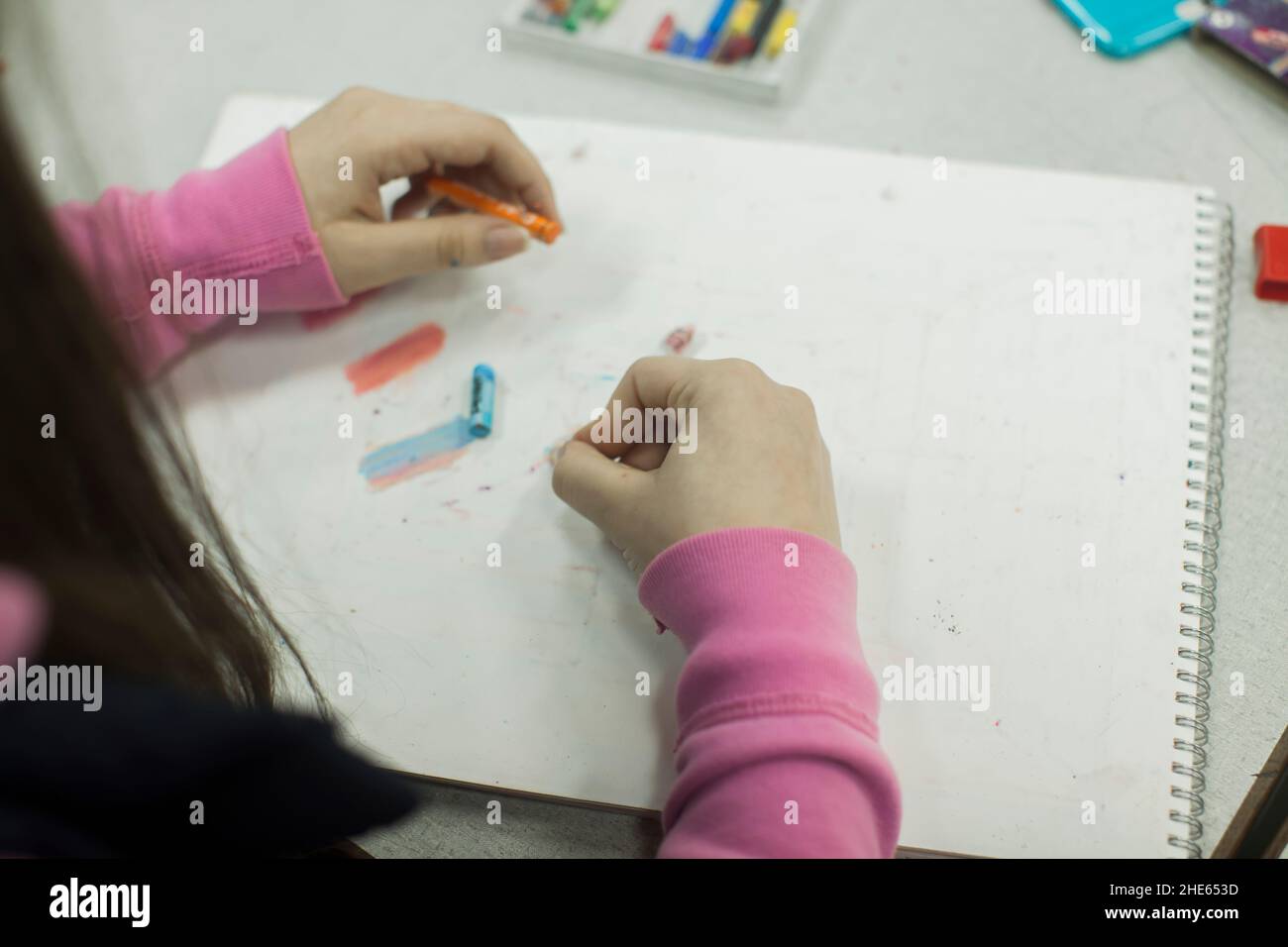 Les enfants à l'école étudient en classe. Apprentissage dans la classe de programme d'éducation élémentaire.Photo de haute qualité Banque D'Images