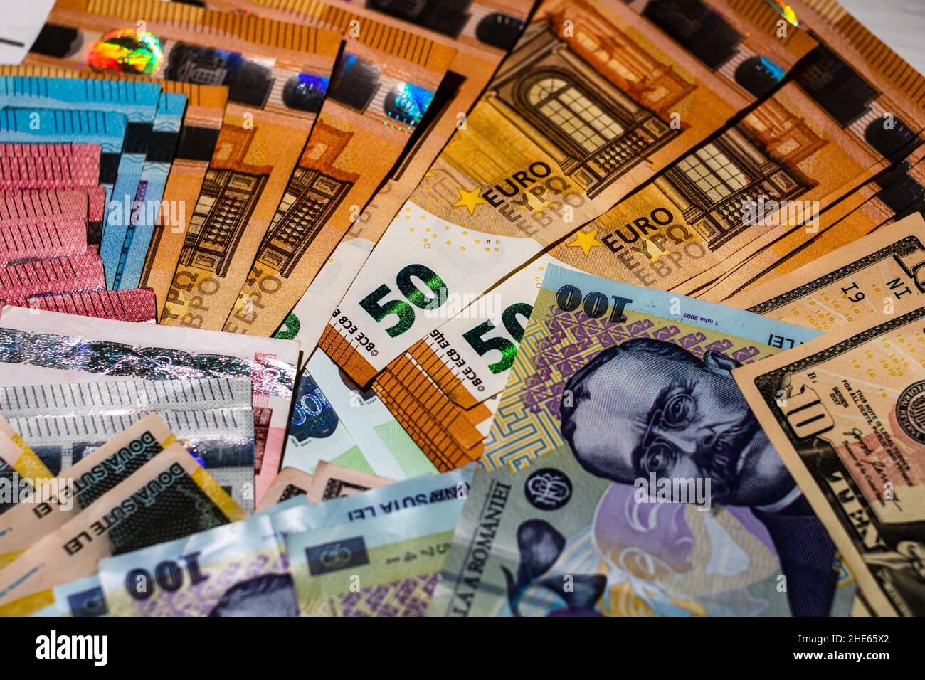 Argent sur table, dollars US, EURO et LEI sur table blanche. Concept d'affaires, inflation en Roumanie Banque D'Images