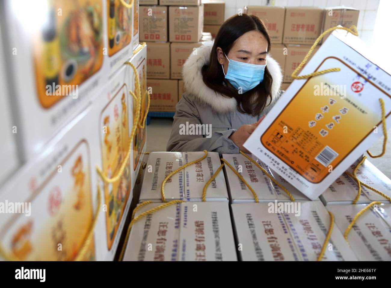 LIANYUNGANG, CHINE - le 9 JANVIER 2022 - les travailleurs vérifient l'emballage du vinaigre dans une usine de vinaigre située dans la ville de Lianyungang, dans la province de Jiangsu, en Chine orientale. Banque D'Images