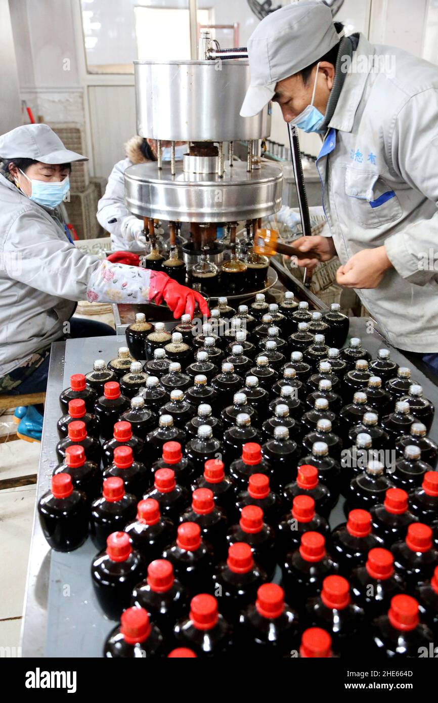 LIANYUNGANG, CHINE - le 9 JANVIER 2022 - les travailleurs peuvent faire du vinaigre dans une usine de vinaigre de Lianyungang, dans la province de Jiangsu, en Chine orientale, le 9 janvier 2022. Banque D'Images