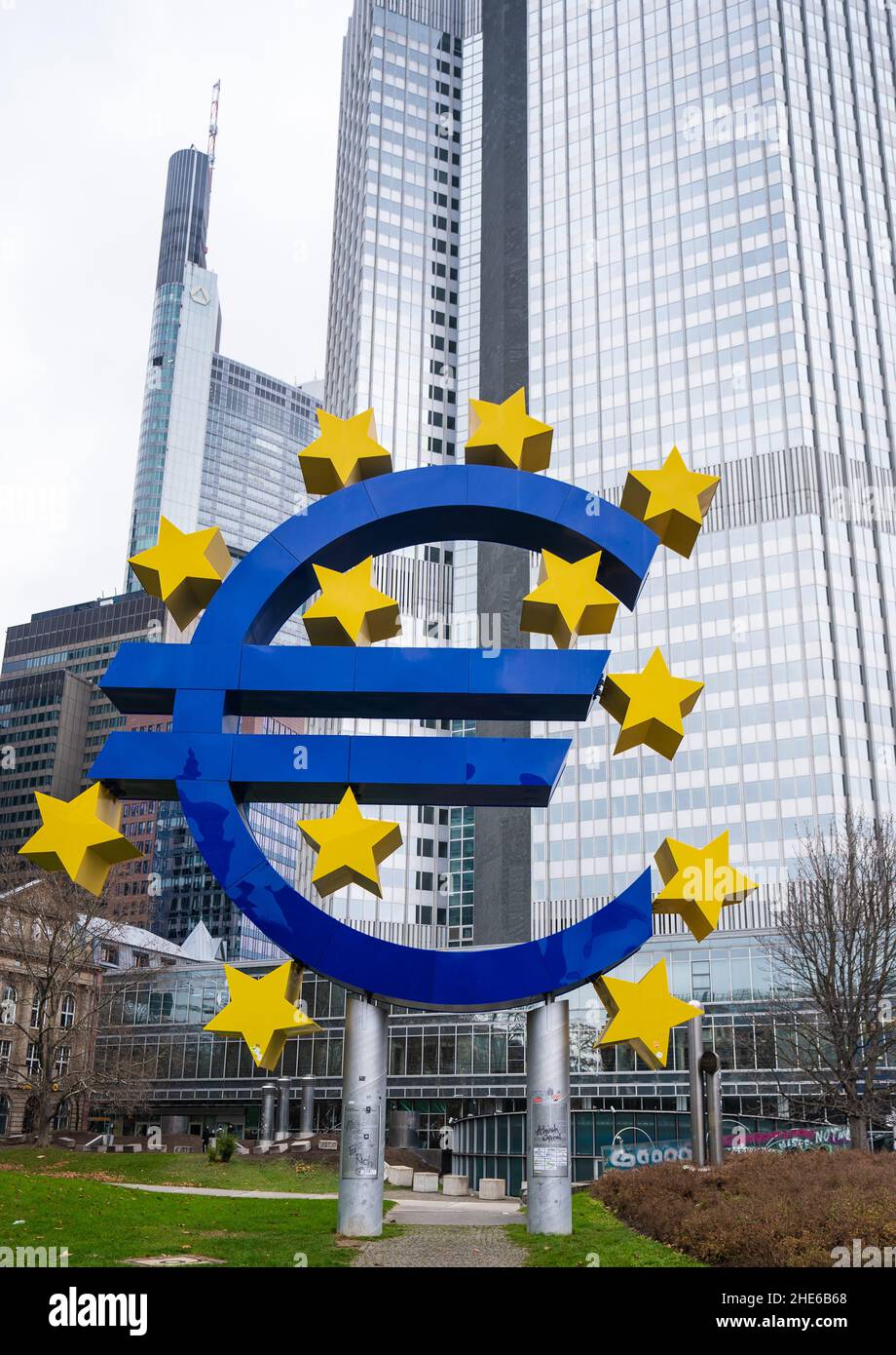 Gros plan sur le signe de l'euro devant la Banque centrale européenne à Francfort en Allemagne Banque D'Images