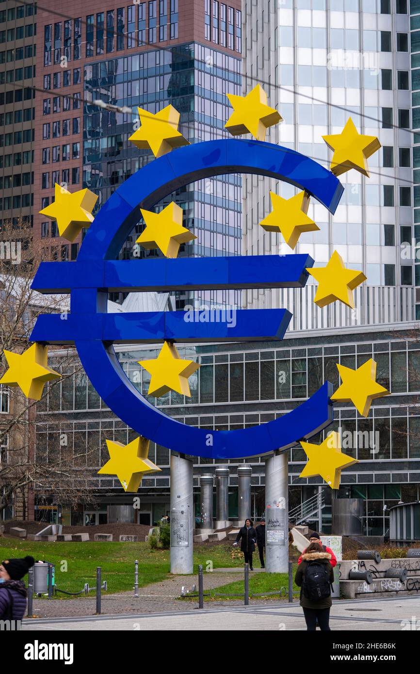 Photo verticale du signe de l'euro devant la Banque centrale européenne à Francfort en Allemagne Banque D'Images