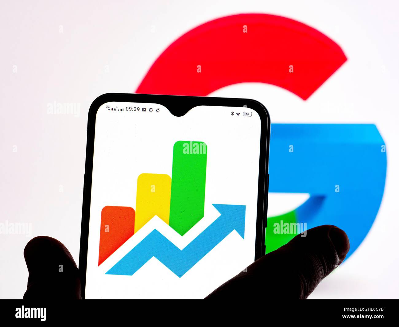 Sur cette photo, un logo Google Finance apparaît sur un smartphone. Banque D'Images