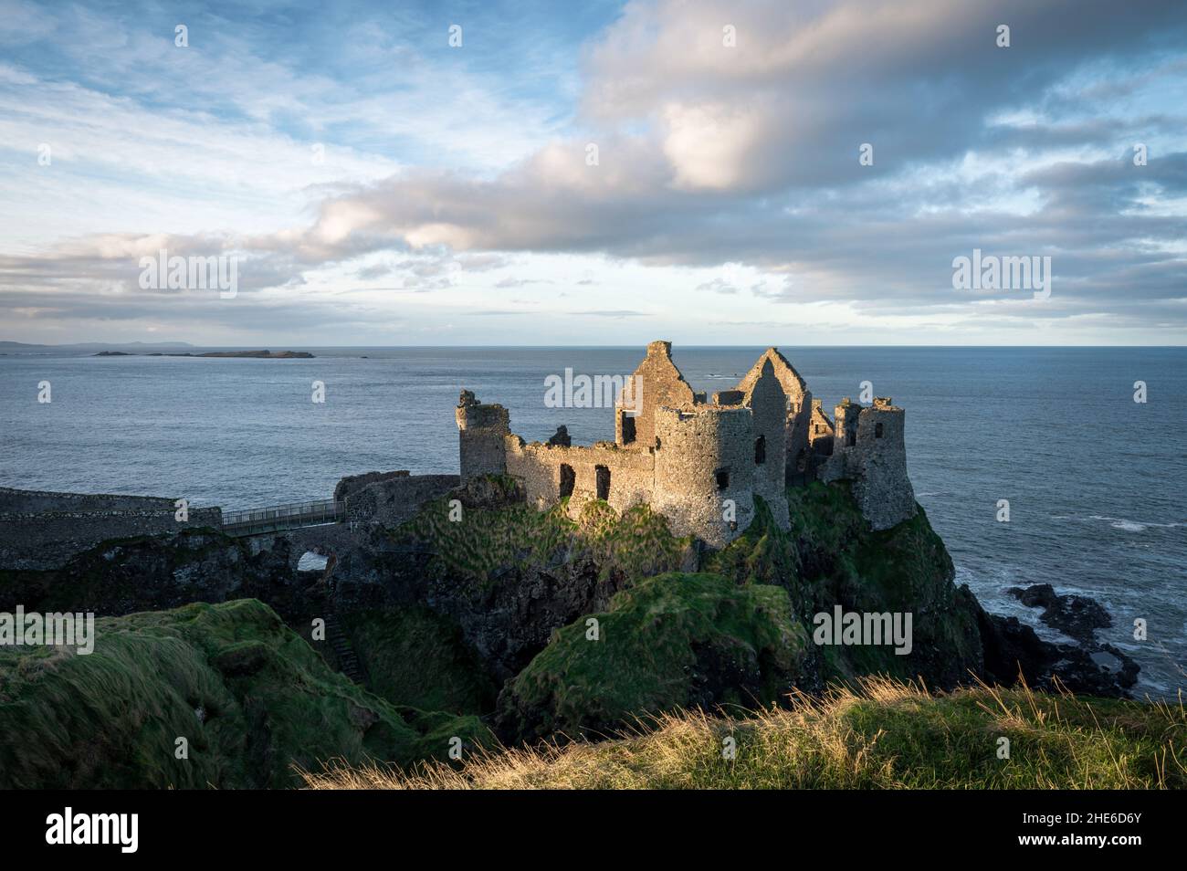 Les ruines du château de Dunluce au bord de la falaise sur la côte de l'Irlande du Nord Banque D'Images