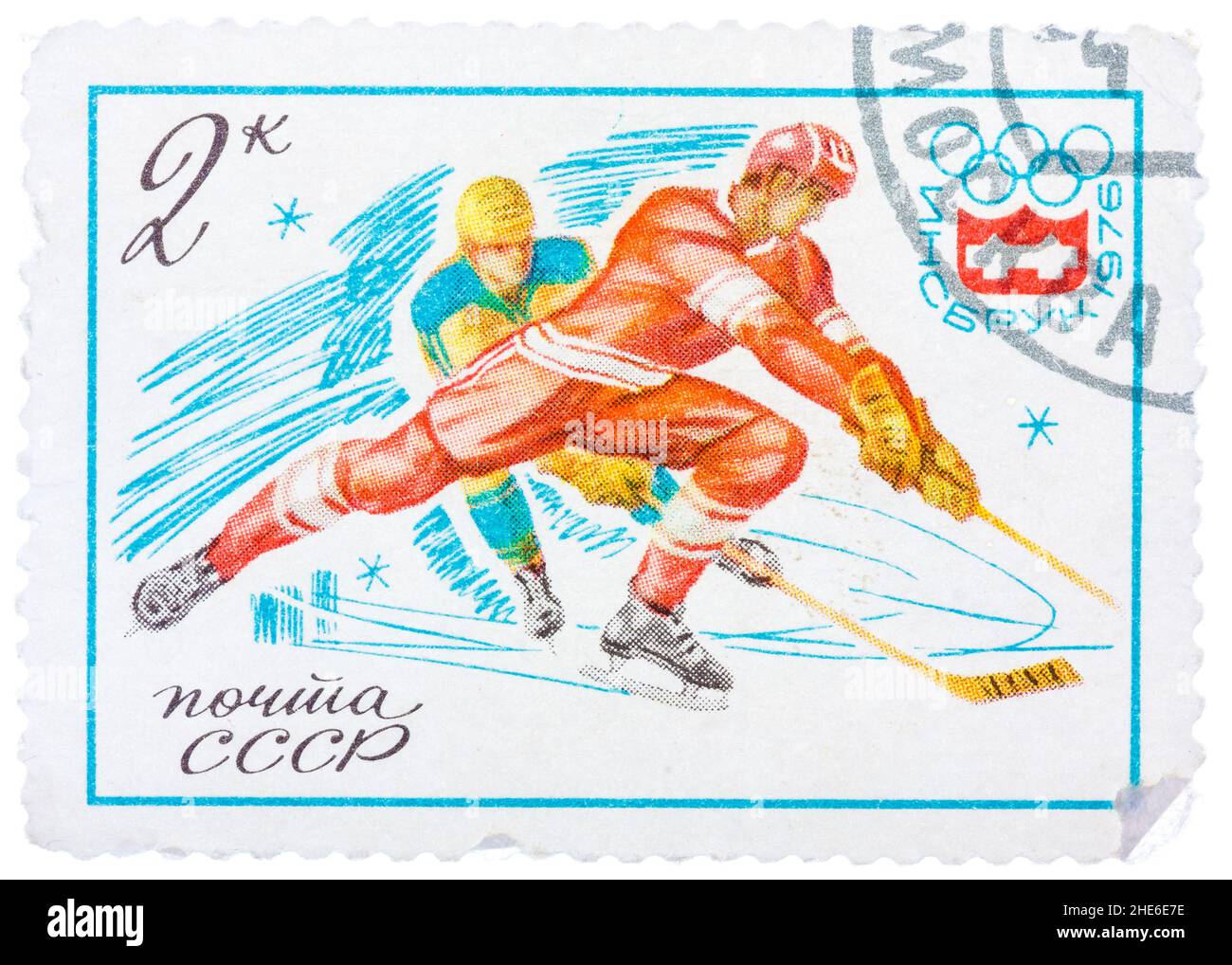 Le timbre imprimé en Russie (Union soviétique) montre l'emblème des Jeux Olympiques d'hiver et le hockey sur glace Banque D'Images