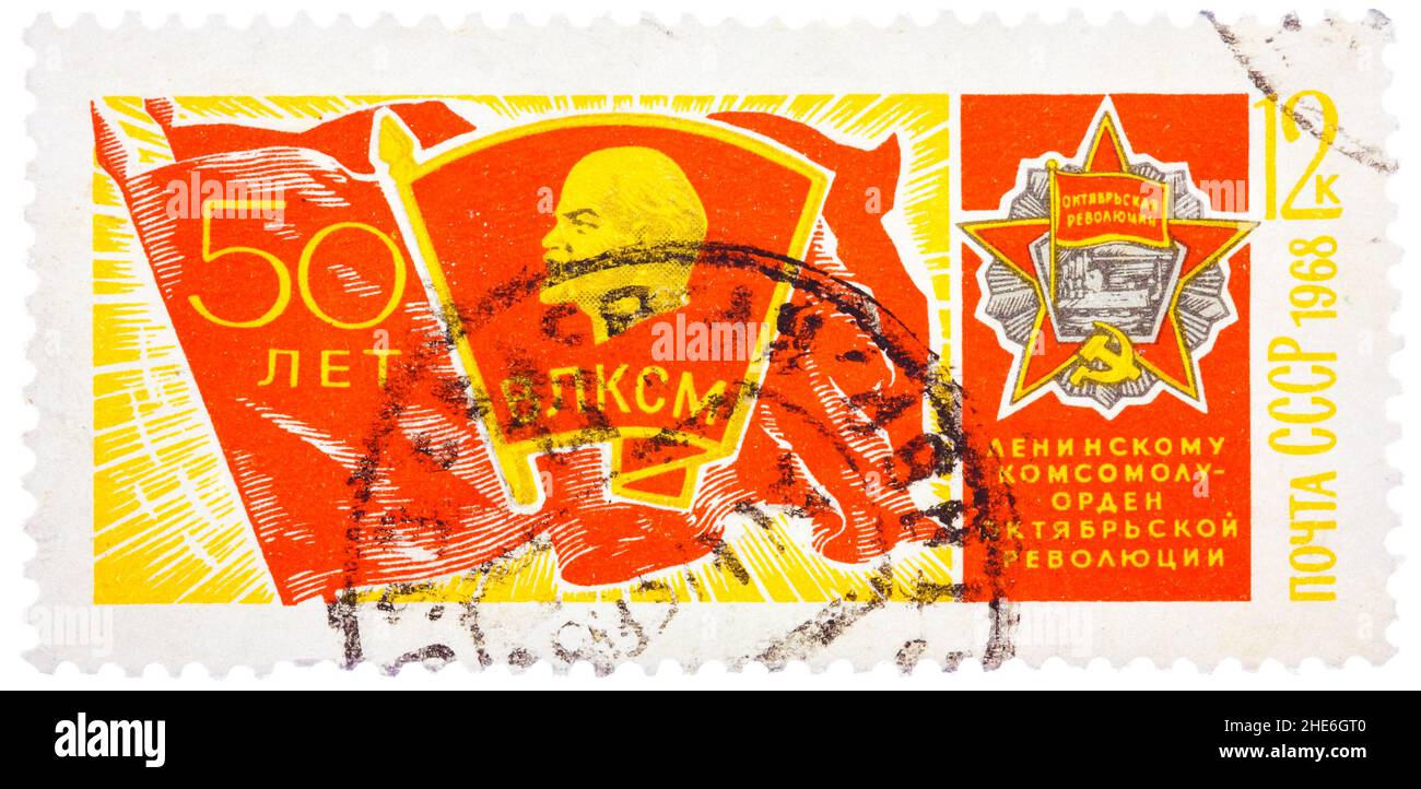 Timbre imprimé en URSS, montre la bannière de komsomol avec l'insigne et l'ordre de la Révolution d'octobre, consacré au 50-ème anniversaire de komsomol Banque D'Images