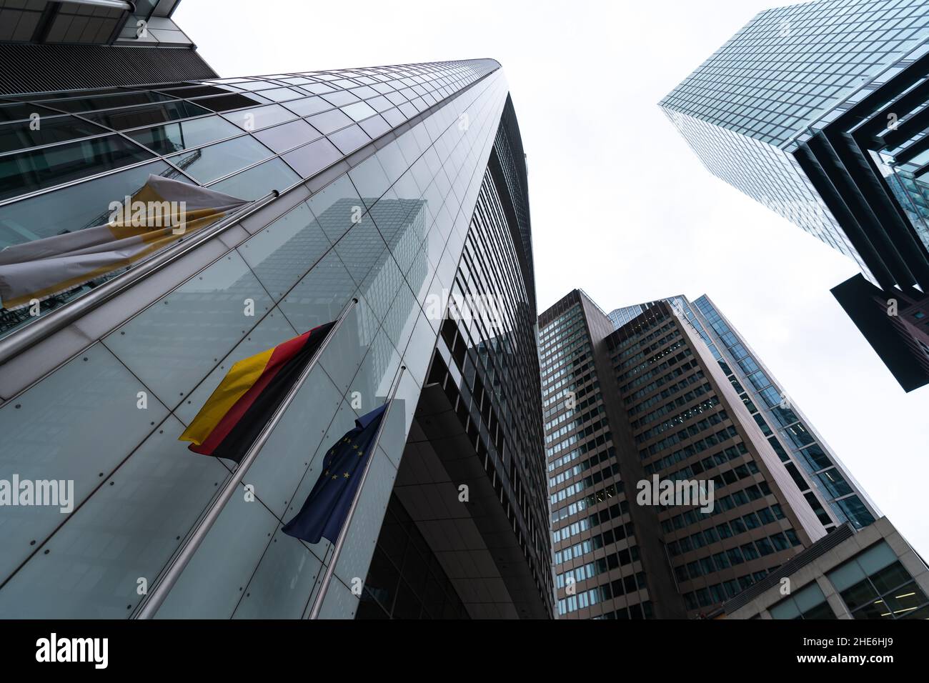 Photo en petit angle du gratte-ciel de Commerzbank à Francfort Banque D'Images