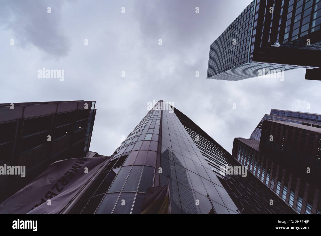 Photo en petit angle du gratte-ciel de Commerzbank à Francfort Banque D'Images