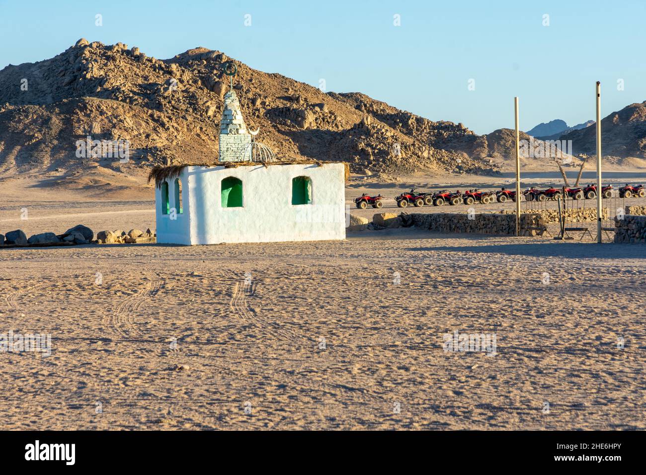 Une mosquée dans un village bédouin dans le désert du Sahara en Égypte Banque D'Images