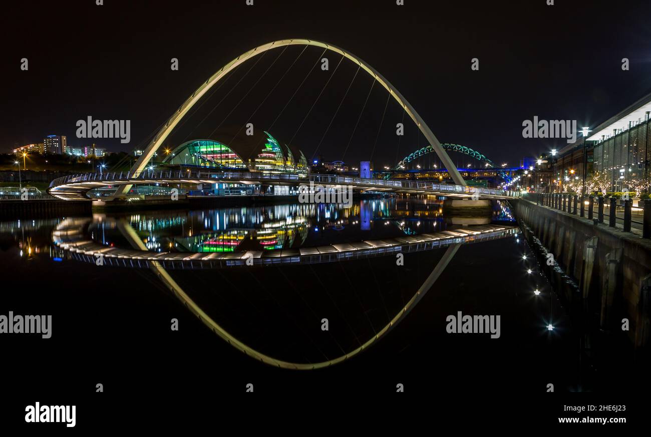 Les ponts au-dessus de la rivière Tyne la nuit se reflétant dans l'eau, à Newcastle Angleterre Banque D'Images