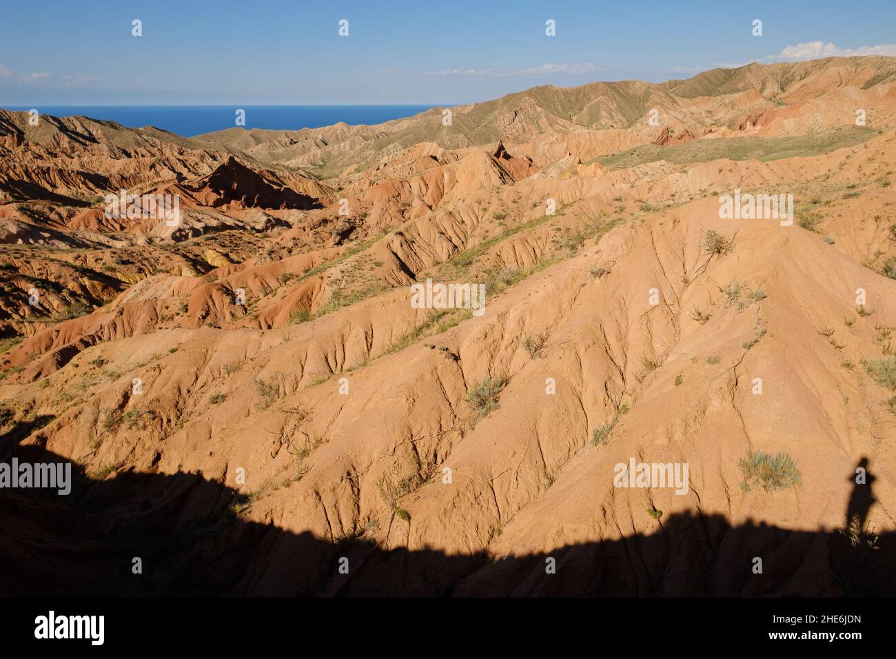 Ombre du photographe dans le canyon de conte de fées de Skazka.Lac Issyk-Kul en arrière-plan.Tosor, Kirghizistan Banque D'Images