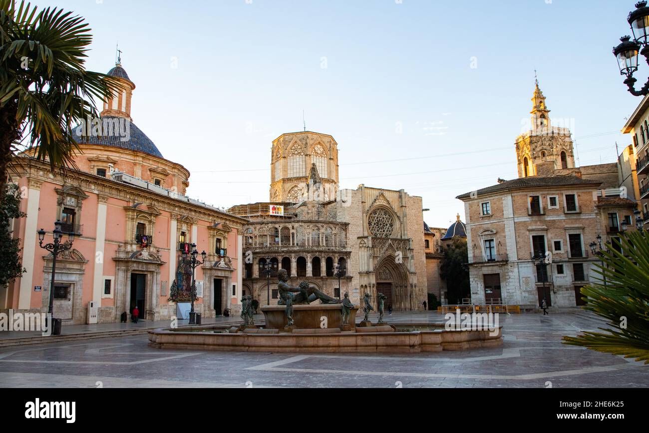 VALENCE , ESPAGNE - 6 DÉCEMBRE 2021 : place de Sainte Marie avec Temple de la Cathédrale de Valence, Basilique de la nuestra senora de los desamparados et le Banque D'Images