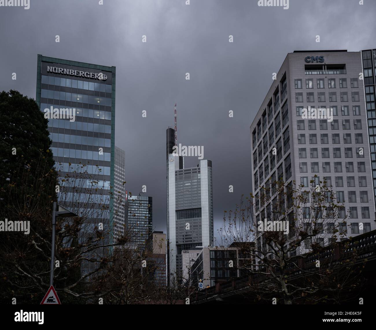 Photo sombre du gratte-ciel de Commerzbank à Francfort Banque D'Images
