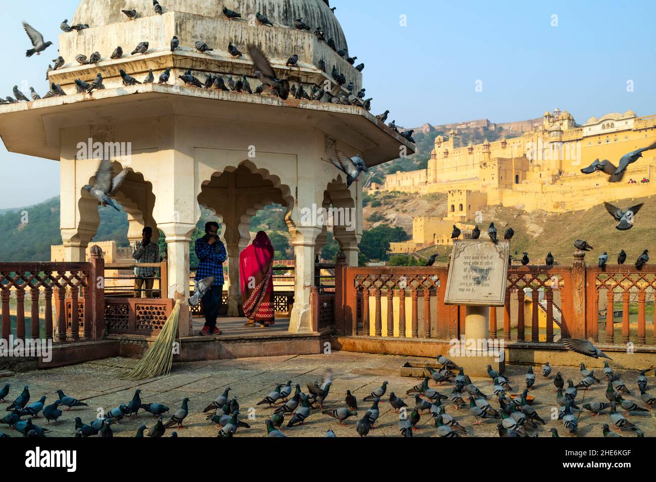 Vue extérieure du mur de périmètre de la promenade avec vue traditionnelle vers le fort Amber au coucher du soleil à Jaipur, Rajasthan, Inde. Banque D'Images