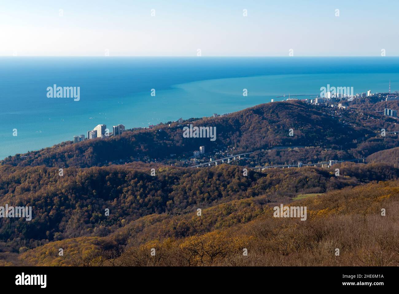 Vue sur la mer et le centre-ville de Sotchi depuis le pont d'observation de la Tour sur le mont Big Ahun. Banque D'Images