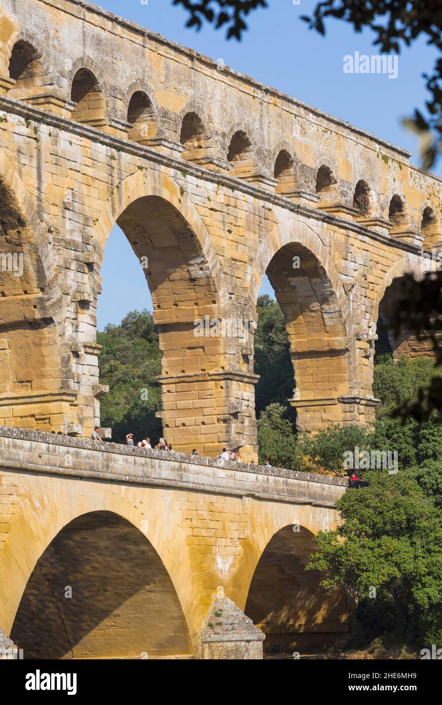 Pont du Gard, vers Pont-du-Gard, département du Gard, Languedoc-Roussillon, France.Aqueduc romain du premier siècle traversant la rivière Gardon.Pont du Gard i Banque D'Images